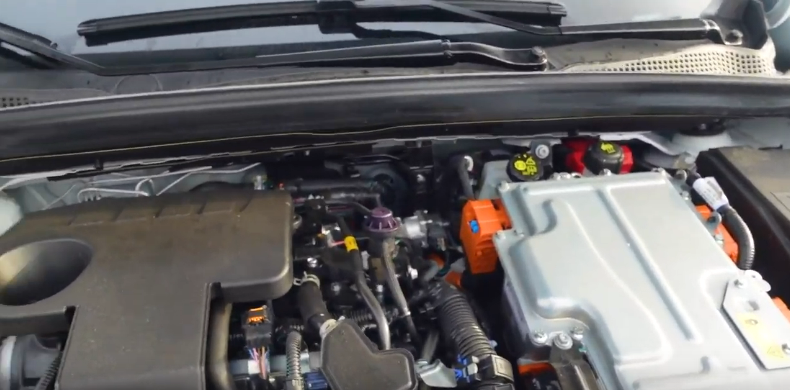 Правая часть подкапотного пространства.