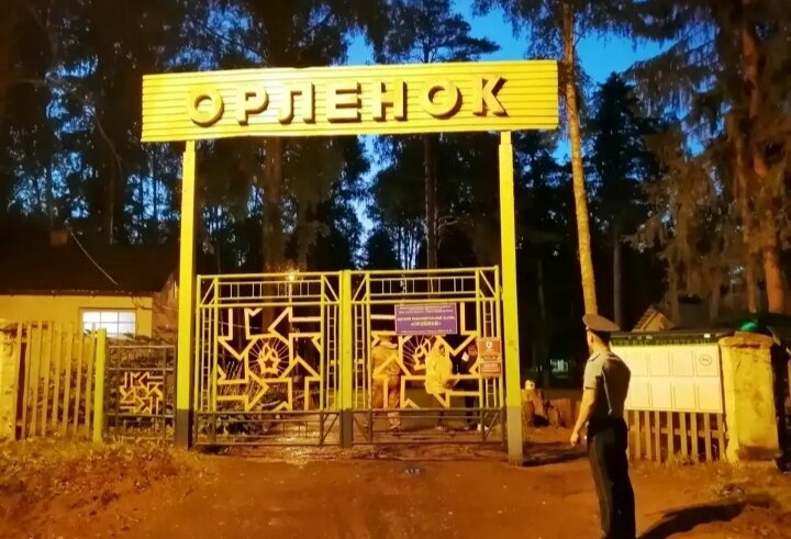 Что произошло со мной в том лагере я Досех пор не могу забыть. Да и наверное этот пережитый ужас я уже никогда не забуду!   Ну наверное я слишком заболтался Пора рассказать эту жуткую историю.Итак всё по порядку и без лишних подробностей:В общем начиналось всё довольно обычноРодителям не очень нравилось что я уже пол лето сижу дома и играю к компьютерные игры. И они решили отправить меня в детский оздоровительный лагерь. Мне на тот момент было 11 лет.По началу я не очень обрадовался этой новости но узнав что туда едет мой лучший друг Леха я даже как то обрадовался- а что в 2 же интересно думал я собирая вещи.И на следующей день ранним утром родители привезли меня в этот самый лагерь.Ну а дальше все как обычно всех новоприбывших  собирали в центре лагеря и распределили по корпусам мне повезло меня с другом определили в одну комнату В 6 корпусе вместе с нами там было ещё 5 человек. Первый день прошел как обычно Важатые показывали нам лагерь и рассказывали что да как в прочем ничего не обычного всё как у всех.Странности нача ли происходить  первой же ночью Лежу я на кравате и не могу уснуть как ни как первый день сплю на новом месте думаю кто знает тот поймет что Когда приезжаеш в новое для тебя место то подолгу не можеш заснуть у меня такое частенько бывает. В общем лежу и смотрю в потолок как вдруг слышу странные звуки на крыше корпуса. приподнимаюсь с кровати и начинаю прислушиваться. Эти звуки были похожи на то как кто-то очень тяжёлыми шагами ходит по нашей крыше и ещё медленно так будто бы боясь кого-то разбудить меня это немного насторожило видь ночь была светлая лунная никакого дождя и в помине не было так что найти рационального  объяснения я не мог поэтому просто слушал эти странные шаги Но ещё через какое-то время они реско  прекратились и я так и не найдя этому никакого объяснения, сгорем пополам лег спать На следующей день ничего особенного не происходило мы играли в разные спортивные игры изучали лагерь а в свободное время слушали музыку и во всей этой суете я даже как то и забыл о ночном происшествии. Потом мы сходили в столовую поужинать и после чего прозвучала команда Отбой и мы пошли спать, заснул я нормально и ничего странного или жуткого не происходило.Но на следующей день рано утром нас всех собрали в центре лагеря и важатые объявили что из 2 корпуса пропал мальчик по имени Денис и  мы с другом поначалу подумали что наверное он сбежал из лагеря ибо такие случаи были и раньше. Но как только нам сказали все его вещи были на месте одежда обувь телефон и ТД. Я подумал что без них он бы точно ни куда бы не пошел а тем более ночью. Это было немного странновато но не придаф этому значения мы с лехай пошли играть в футбол с другими ребятами.И когда мы играли то я очень сильно пнул мяч и он улетел в сторону леса  ну что же мне и идти за ним. выхожу за территорию лагеря  в лес дабы найти мяч и через какое-то время я нашел его в кустах.Поднимаю из кустов мяч поворачиваюсь и уже собираюсь идти в сторону площадки, как вдруг чувствую что на меня кто-то смотрит очень пристальным взглядом, в тот момент мне  стало не по себе. Оборачиваюсь и никого только густой лес но на этом странности не закончились после отбоя я опять долго не мог уснуть ворочался из стороны в сторону  до двух часов ночи. И вот когда я уже более менее начал дремать я услышал странные звуки на улице так как моя кровать находилась у окна  я мог очень отчество слышать звуки которые доносились с улицы. В общем пристаю с кровати и смотрю в окно,И тут у меня просто сердце ушло в пятки от ужаса! Дело в том что по стене 2 корпуса ползало какое то Существо напоминавшие рейка кто знает тот поймет. В общем дальше оно начало осматривать  окно корпуса и Толи оно почувствовав на себя мой взгляд начало медленно поворачивается в мою сторону. В тот момент я реско отпрянул от окна лег на кровать и  накрылся одеялом и затаив дыхание начал прислушиваться.И каким то не понятным мне образам я заснул Досех пор не понимаю как у меня так получилось заснуть в тот момент.В общем наутро я рассказал другу что со мной произошло этой ночью и он вроде бы мне поверил так как тоже слышал ночью какие-то звуки  с улицы. Ну в общем встаём одевается как вдруг слышем  жуткий женский крик, выбигаем на улицу и видим ужасную картину: на дереве возле 2 корпуса весит тело всё в крови и больших  царапинах на груди. Меня и моего друга это просто в ужас! Ну а дальше вызов полиции звонки родителям и всеобщая суита Через час моего друга забрали родителиА вот мои меня забрать не смогли так как дела и всё такое. Так что мне предстояло провести ещё  одну ночь в этом месте, чего я очень не хотел но ничего поделать я не мог.  Ближе к вечеру полиция уехала и в лагере осталась лишь немногочисленная Охрана. В десять часов вечера важатые лагеря сопроводили нас по корпусам и сказав что все будет хорошо закрыли дверь и разашлись  по лагерю. В наступившей тишине мы с ребятами начали обсуждать эти события так как всем в ту ночь не спалось. Но поговорив до 2 часов ночи Мы легли спать, и вот дальше начинаются События которые не поддаются логическому объяснению!  В общем встаю и  только собираюсь одеться и пойти в туалет как вдруг снова слышу звуки на крыше точно такие же как и в первый день!  Но на этот раз я знал кто их издаёт. Я тихо лажусь На свою кровать накрываюсь с головой и начинаю весь дрожать от ужаса. Но дальше  произошло самое жуткое. Дверь в нашу комнату начала медленно отрываться  и я слышу как кто-то медленно заходит в нашу комнату и начинает ходить по ней я же лежу под одеялом не живой не мертвый в оципинении от ужаса. Дальше я ради любопытства решил выглянуть из под одеяла и я очень зря я это сделал!  Выглядываю и поднимаю взгляд на потолок и оно висело там и смотрело прямо на меня! Вот теперь я мог разглядеть его во всей красе: у него на теле было 5 пар конечностей но его лицо  оно Досех по снится мне в кошмарах- черные провалы вместе глаз огромная дырень вместе носа А также большой рот полный острых и кревых зубов.  Смотрело оно на меня так несколько секунд. А потом я криками выбигаю из этого корпуса и просто начинаю бежать подальше из этого лагеряИ пробежав где-то 6 км я понял что за мной никто не гонится  я остановился и уже пешком в одной лишь майке добрался до трассы где вызвал полицию и позвонил родителям. Меня всего тресло от ужаса.Я досихпор не знаю как мне удалось спастись видь как я потом позже узнал в ту ночь в лагере погибли 4 человек 1 мальчик и 3 девушки.Что произошло со мной и с моим другом в этом лагере я Досех пор не могу понять, Но знаю одно  то что это существо и дальше будет снится мне в самых страшных кошмарах даже спустя 20 лет.Я не могу забыть его лицо   Ну что же вот такая вот история подписывайтесь на канал ставьте лайки, дальше будет только лучше