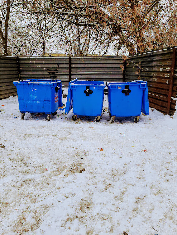 Ночью здесь еще была куча мусора, но не было с собой телефона... Утром всё стало наоборот.