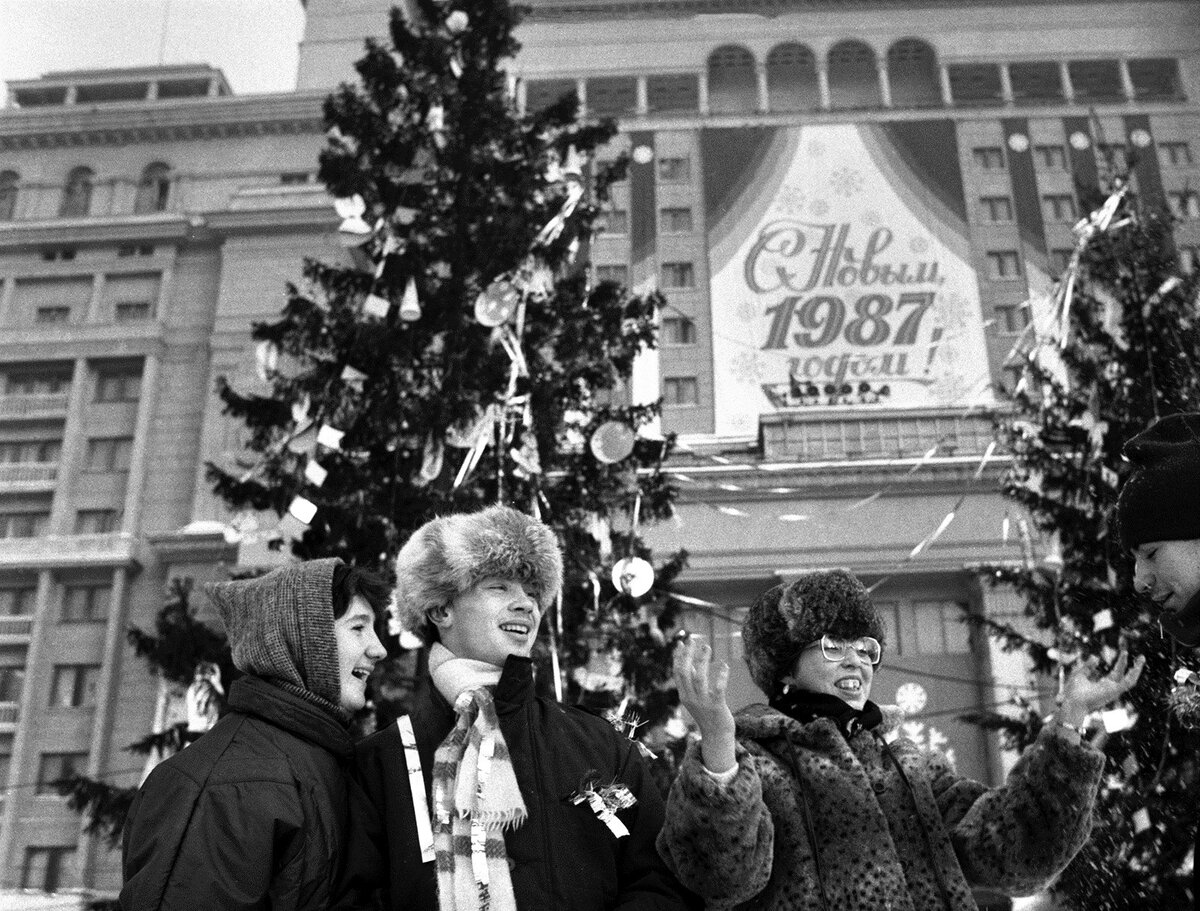 Новый год 1970. Новый год в СССР. Советский новый год празднование. Новогодние гуляния в СССР. Сталинский новый год.