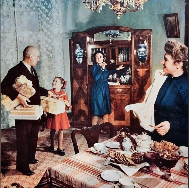 Soviet family. Советские квартиры 1950-х. Интерьер 1950-х годов. Быт советских людей. Интерьер 50-х годов.