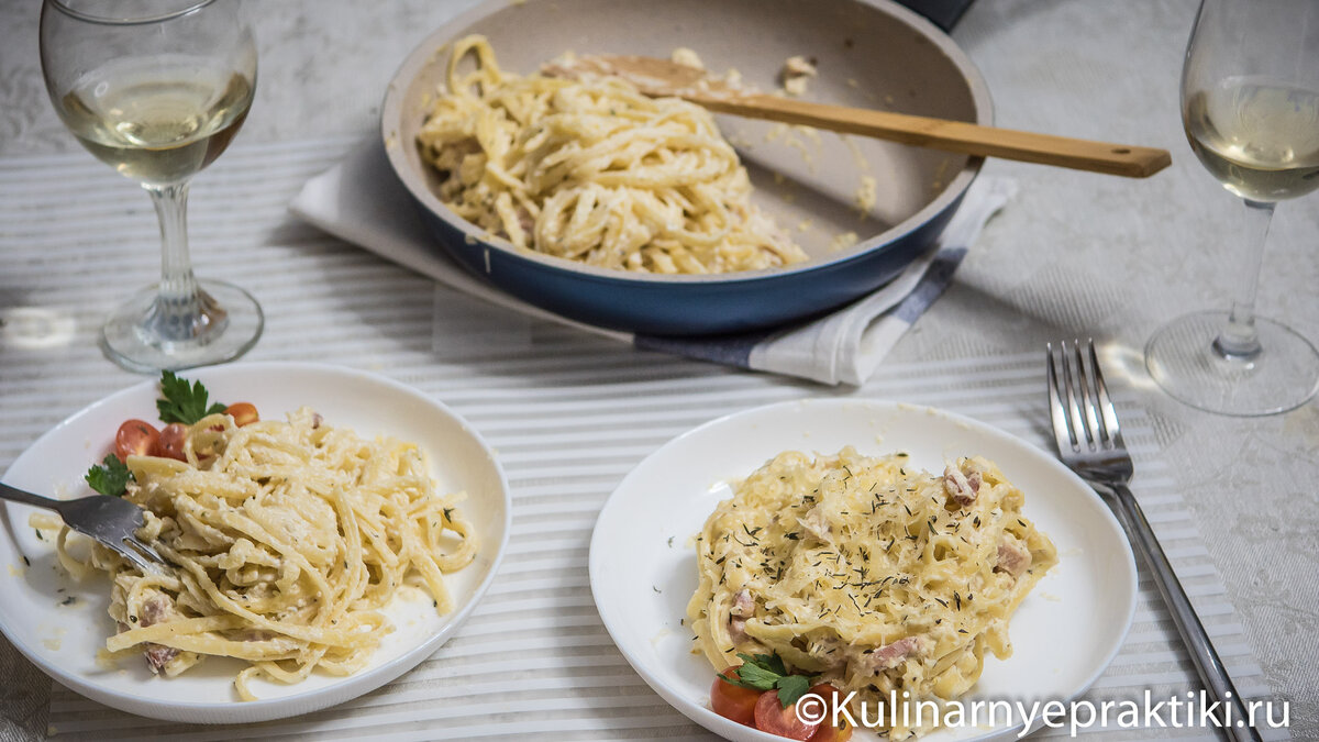 Паста карбонара с яйцом и беконом