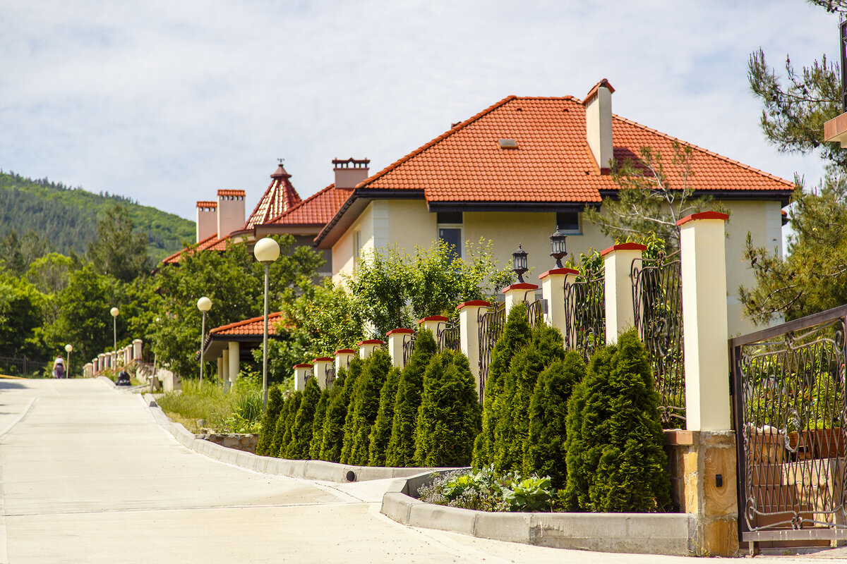 Зелёная благоустроенная территория 