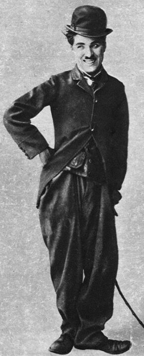 Чаплин в образе маленького бродяги, 1915. Источник: wikipedia.org