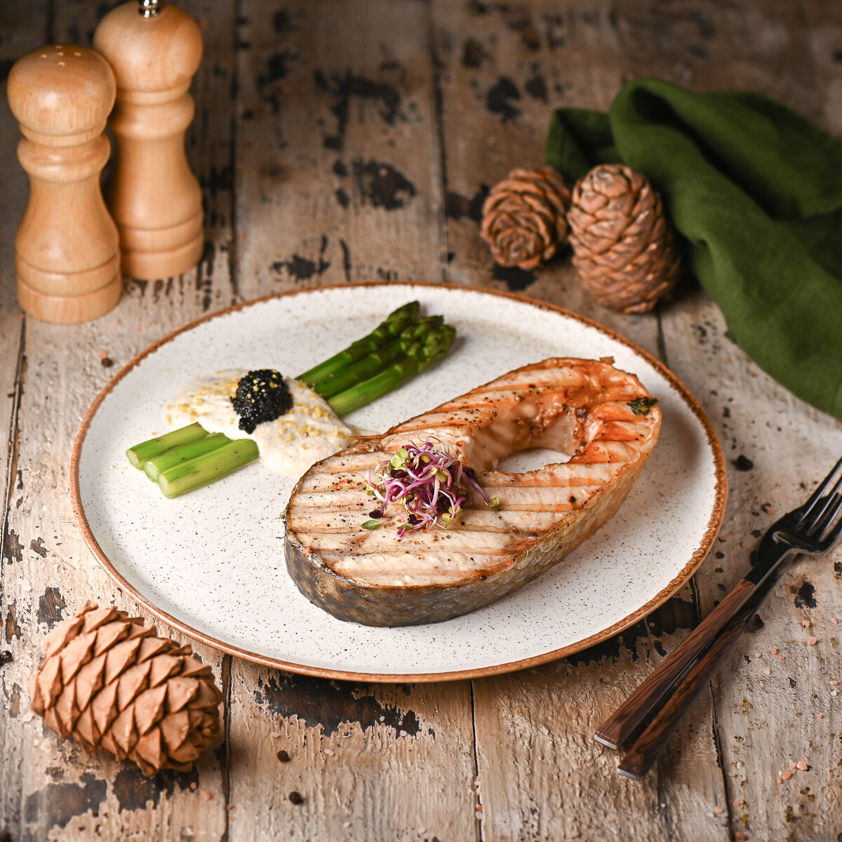 Стейк нельмы со спаржей