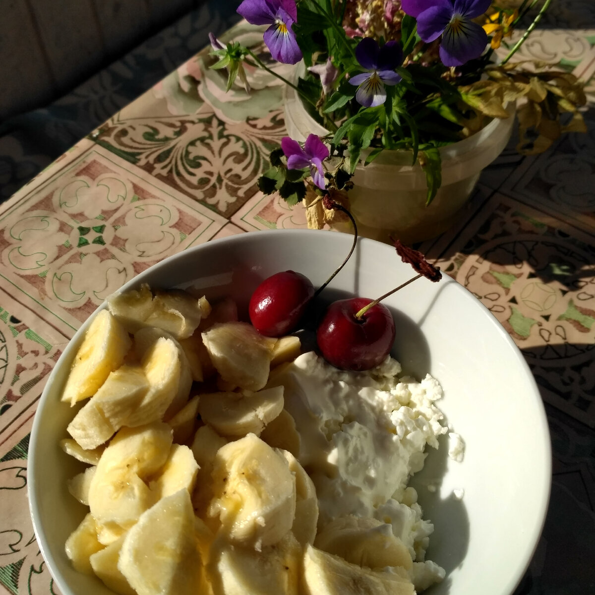 Творог с бананом и черешней на свежем воздухе. Вкусный и здоровый завтрак, что может быть лучше?