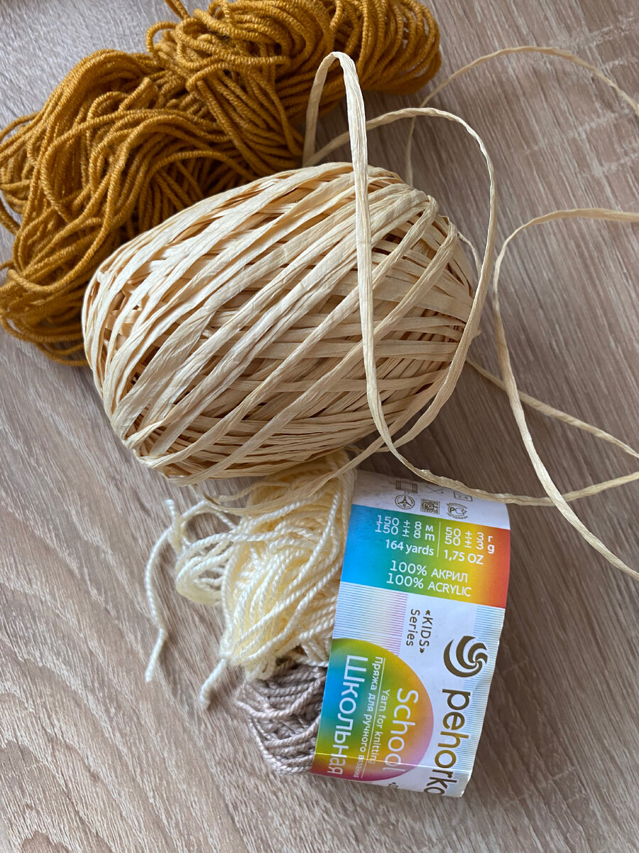 Круг вязала в три нити и очень плотно, чтобы держалась форма. 