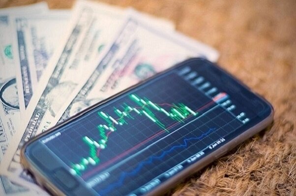 Минимальная ставка — $ 10. Максимальная — $ 1500. Счета можно открывать только в евро или долларах. Длительность опционов варьируется от 60 секунд до 24 часов. Доход зависит от двух факторов: количества игроков с такими же ставками и ситуации на рынке. Он может достигать 90 %.

