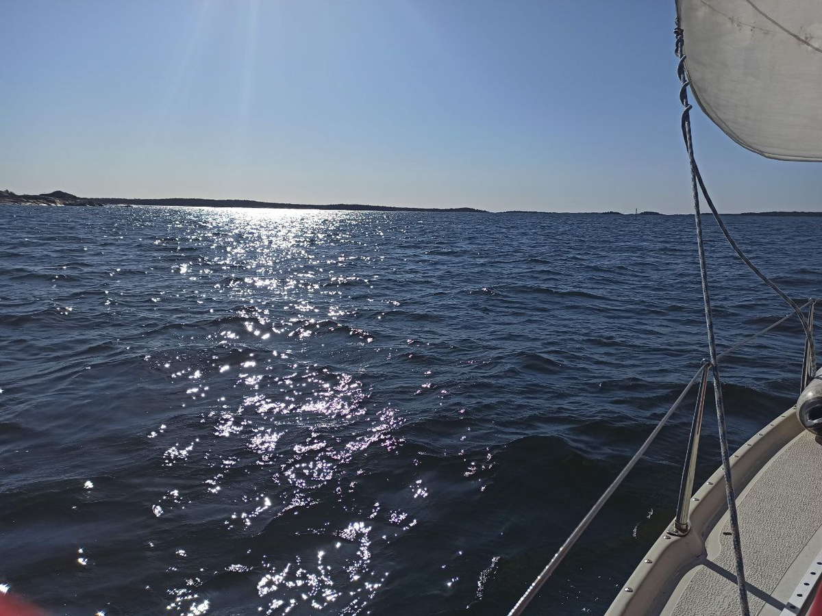 даже на фото видно что рядом нет нкаких мелей, знаков или камней, но что то нашли