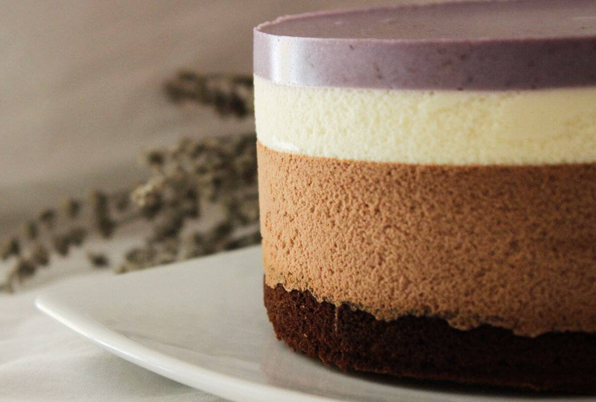 Муссовый вишнёвый торт со слоями тёмного и белого шоколада 