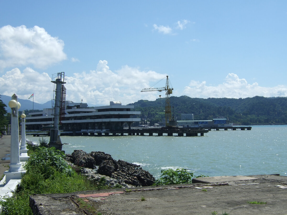 Ресторан на набережной Сухума