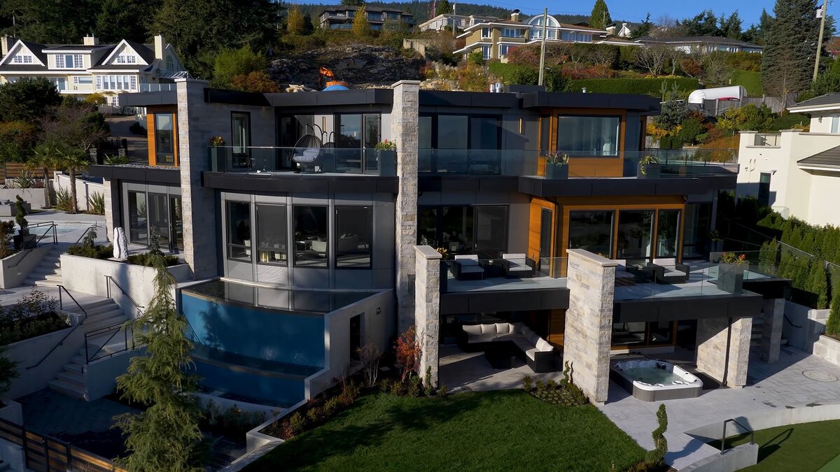 Ультрасовременный трехэтажный дом с плоской крышей, в котором практически каждая комната имеет террасу, что дополнительно увеличивает жилое пространство