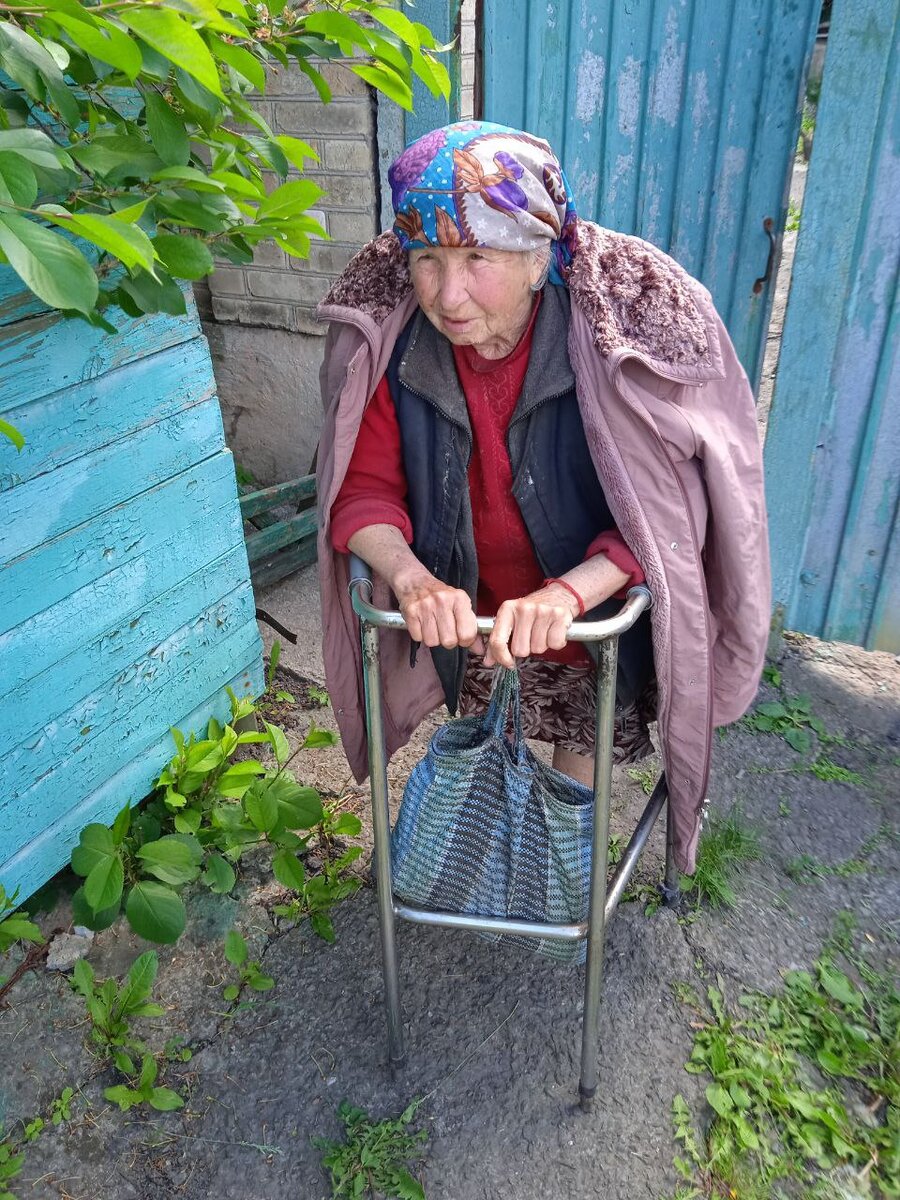 На фото - волонтер передала бабе Шуре куртку от Елены. Спасибо!