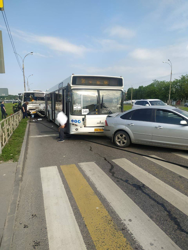 Кадры с места столкновения двух автобусов и легкового автомобиля в Липецке. Фото © Telegram / Липецкая область