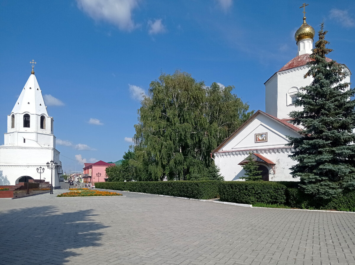 Спасская башня (надвратная Спасская церковь) Сызранского кремля, правее – Рождественский собор