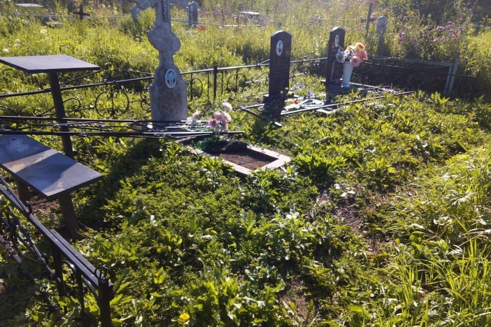     Неизвестные повырывали ограды и столики. Фото: Венера Дорогина