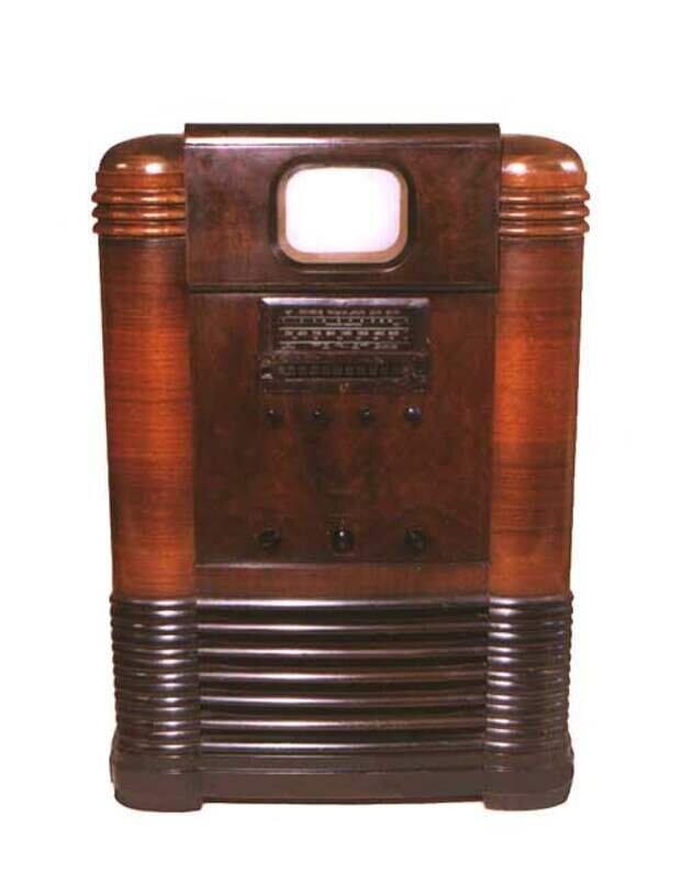 Один из первых телеприемников был для людей того времени как диковинка, они не знали интернета и других благ, но жили веселее и были намного здоровее, чем мы, их потомки