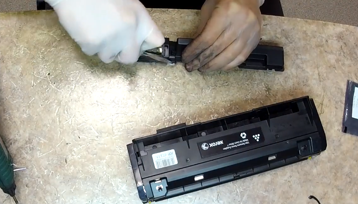 Фото 35. Защелкиваем крышку на картридже на четыре защелки с одной стороны