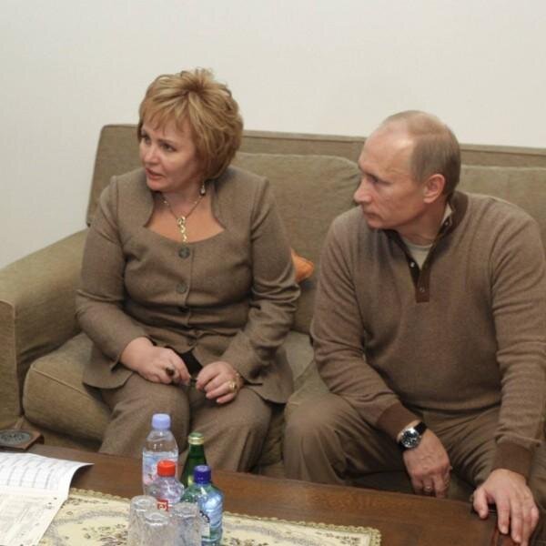 В 2013 году Путин пришел домой где и был сделан этот совместный снимок с женой.