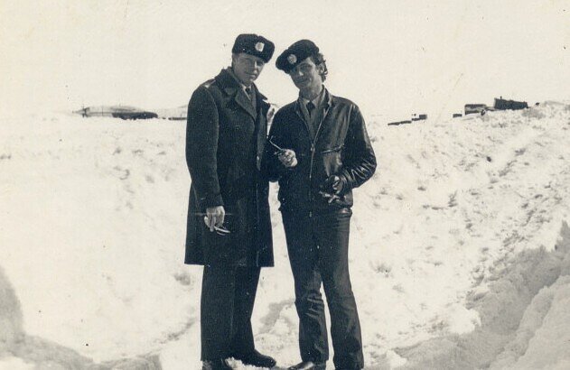 Слева: Командир вертолета Кириченко Василий Самойлович.