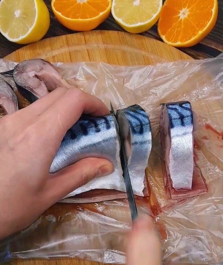 Свежую скумбрию размораживаем но не до конца, чтобы было удобно резать . Убираем все лишнее (голову, плавники и все внутренности) Нарезаем на порционные кусочки 