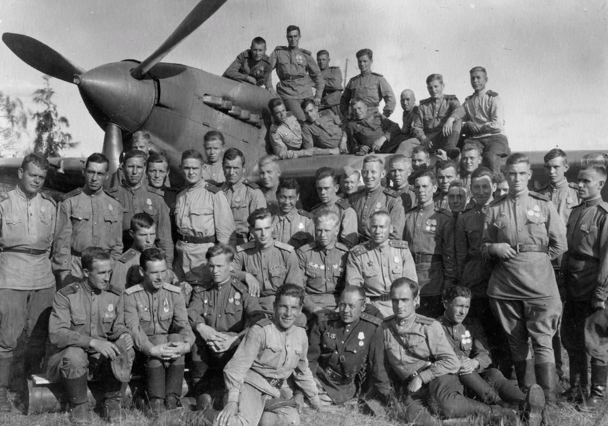 Личный состав 566-го ШАП. 1944 г.