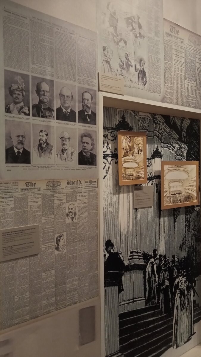 Видите справа проём? Это бывшее окно. Соединили 2 отдельных доходных дома и сделали один