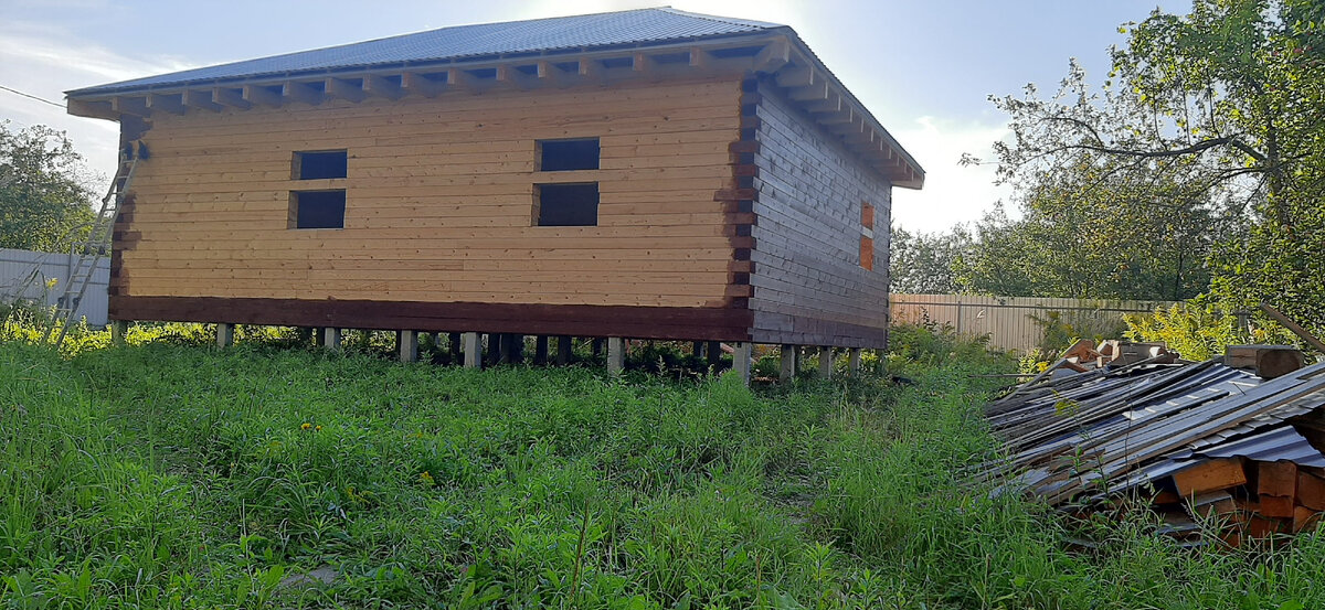 Конечно же что бы все это сохранить был поставлен забор . Так и перезимовал домик