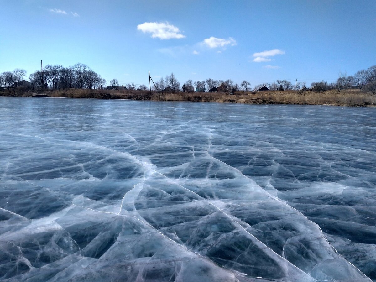 Внимание! На большинстве рек процесс ледообразования ещё только формируется. Выходить на тонкий лёд смертельно опасно, особенно на водоёмы с течением. Напоминаем, что безопасной для человека является толщина льда более 7 см.