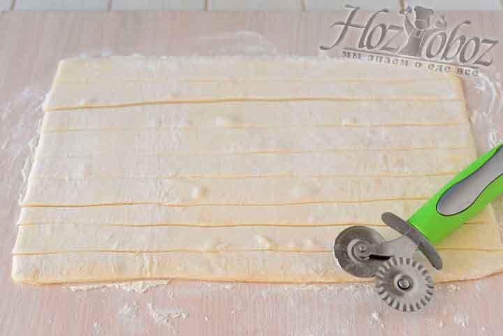 Тесто раскатаем в пласт и нарежем на полоски шириной около 2 см