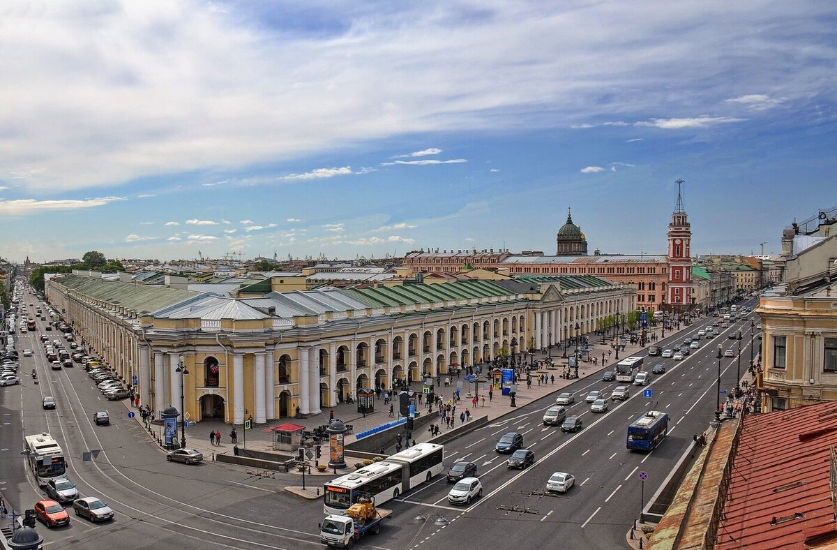 где находится гостиный двор в москве