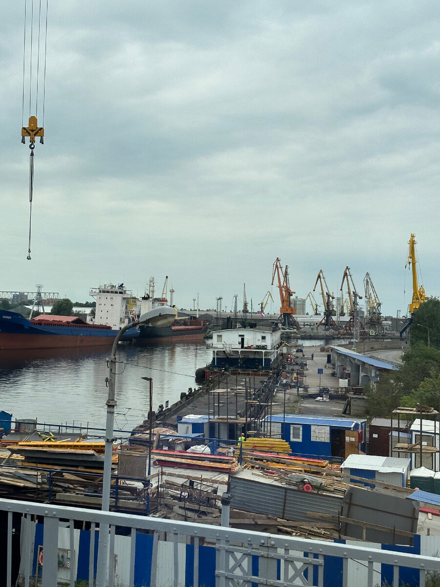 Вид из окна ласточки, когда выезжаешь от Южного вокзала