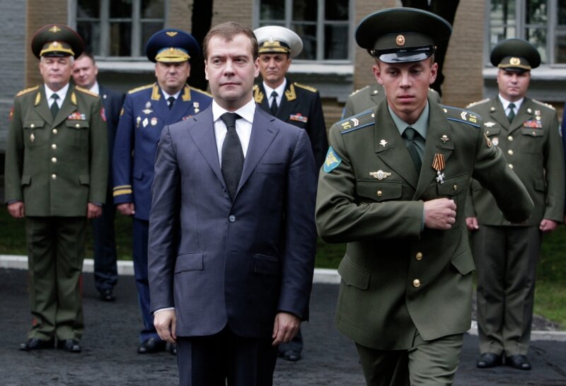 Медведев во френче. Серьёзные войска РФ. Картинка Медведев на эти цели. Dan Medvedev PHD.