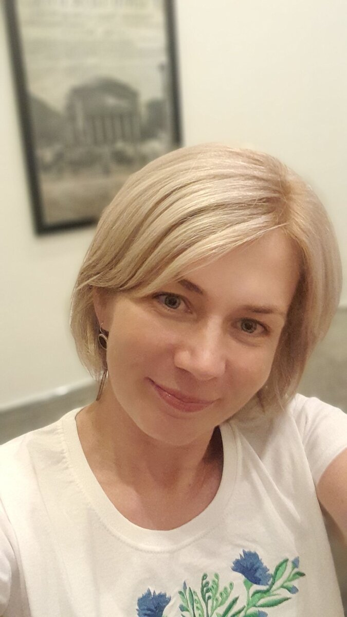 Это прошлым летом. Так я выгляжу сразу после русского парикмахера. Фото автора.