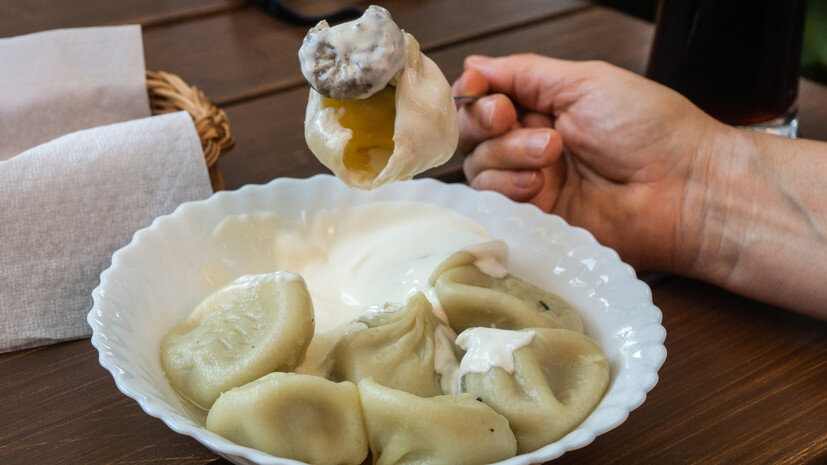 Большие пельмени. Пельмени с куриным фаршем. Пельмени. Употребление пельменей. Употребление пельменей.