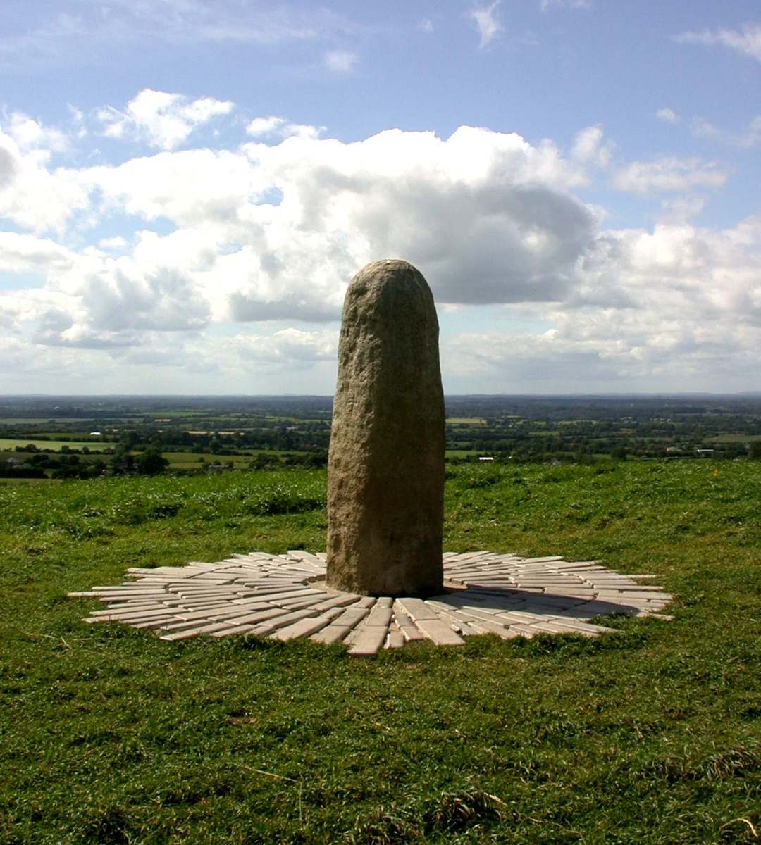 Неолитический Лиа Фаил (Камень Судьбы), холм Тара, графство Мит, Ирландия, на котором проводились инаугурации древних королей.