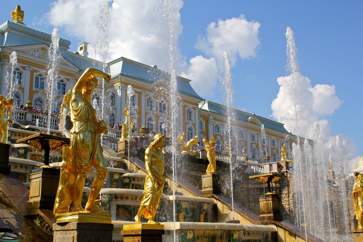 Петергофский дворец в Санкт Петербурге