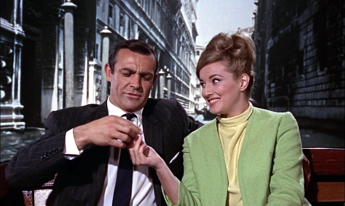 Рир-проекция. Картинка взята отсюда: https://images.kinorium.com/movie/shot/53634/w1500_38102570.jpg