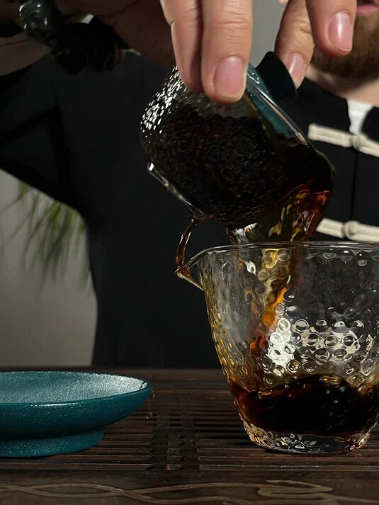 Цвет настоя заваренного Шу Пуэра.