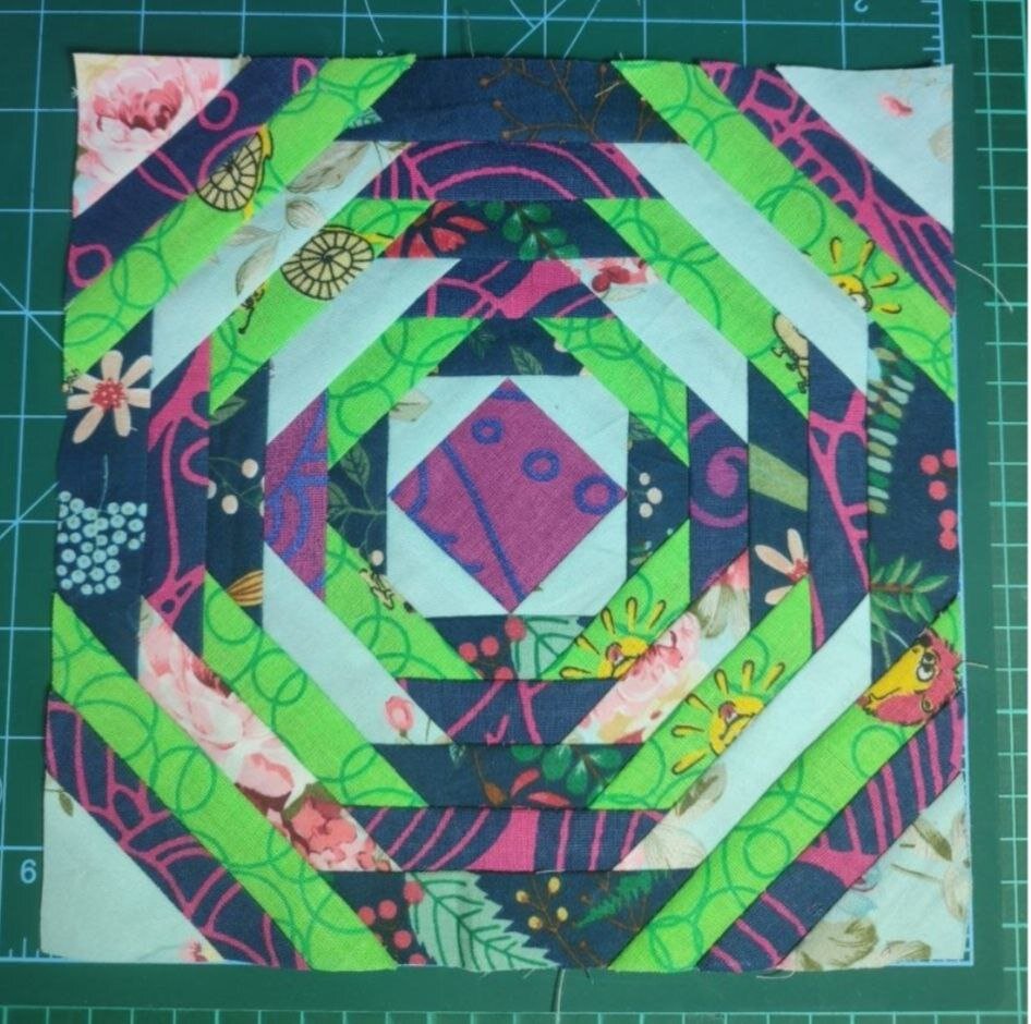 Ананас смотрится красиво в любой цветовой гамме. Схема на 2 фото. Листайте вправо