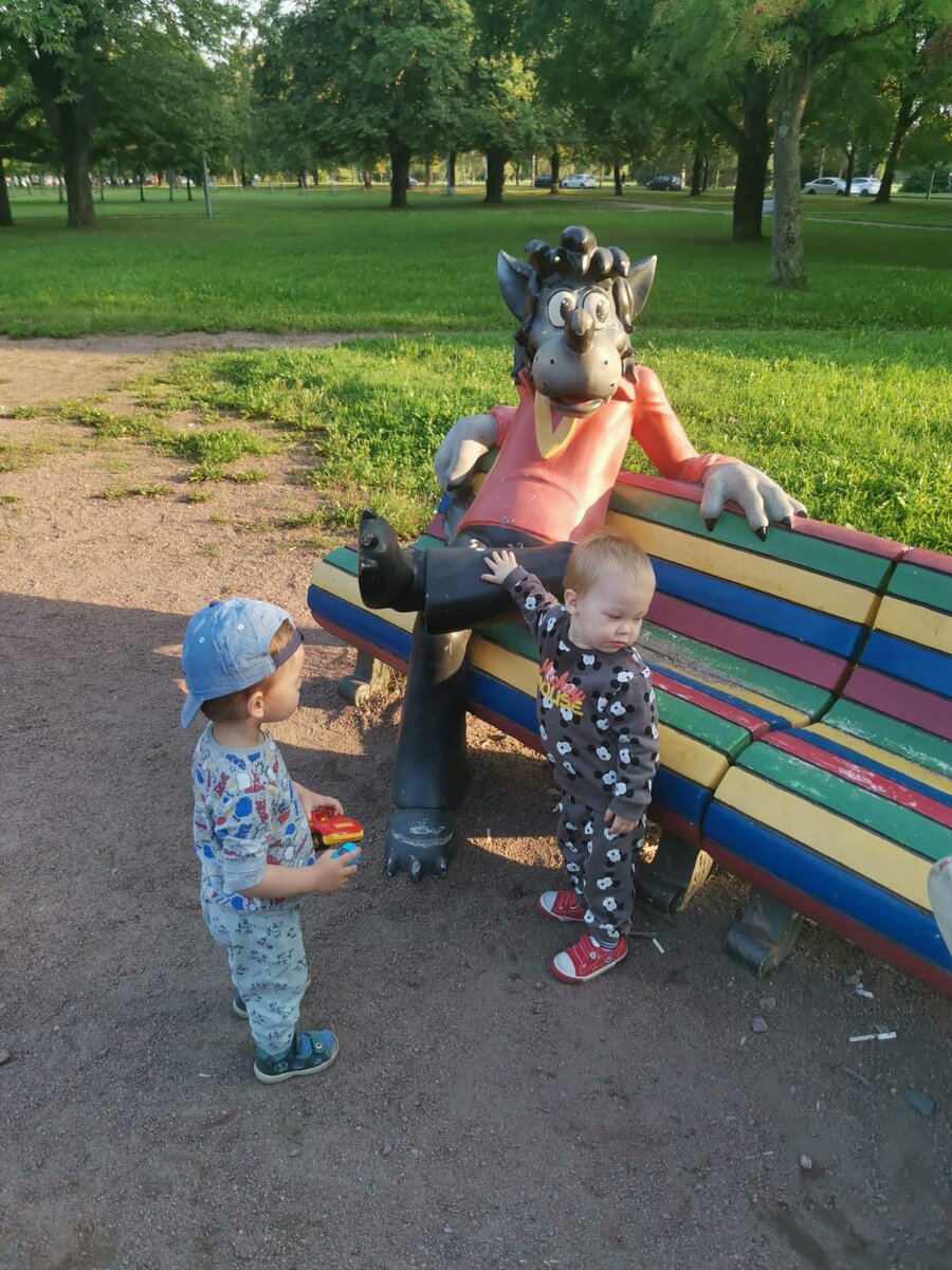 А Петя с приятелем - волка