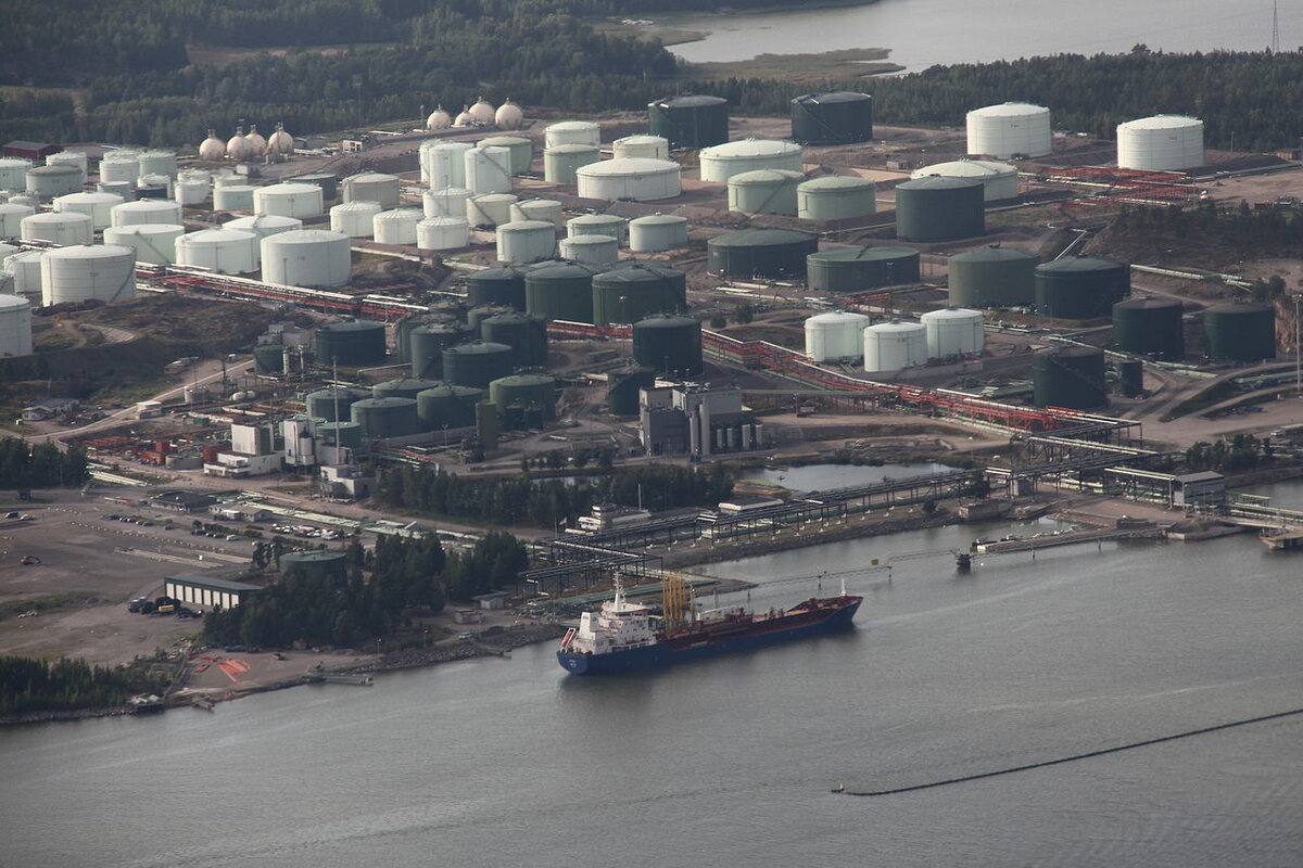 Нефтепереработка в порту Порвоо, 2011 год – сейчас кажется прошлым веком, финны уходят в будущее... Гарь в воздухе там больше не стоит
