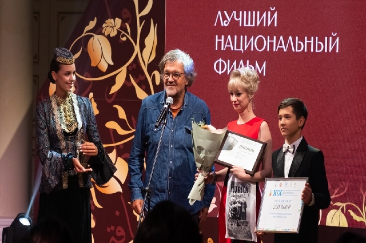    Эмир Кустурица вручил приз в номинации «Лучший национальный фильм» казанскому режиссёру Юлии Захаровой за картину «Мишка» (6+).