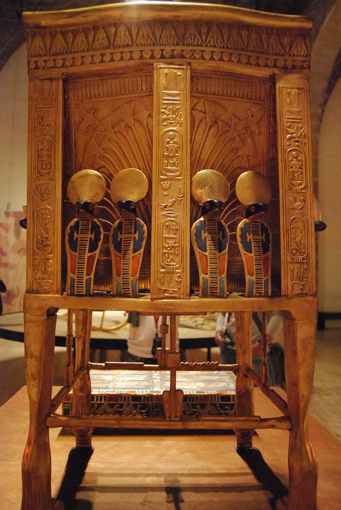 Трон фараона тутанхамона. Каирский музей трон Тутанхамона. Стул трон Тутанхамона Каирский музей. Золотой трон Тутанхамона. Золотой трон Египта.