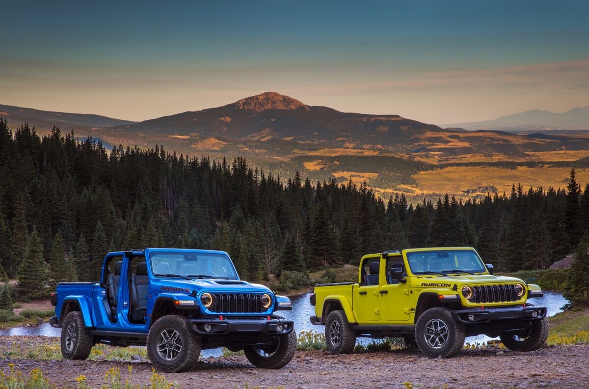    Jeep Gladiator Mojave X (слева) и Gladiator Rubicon X.   
Jeep
