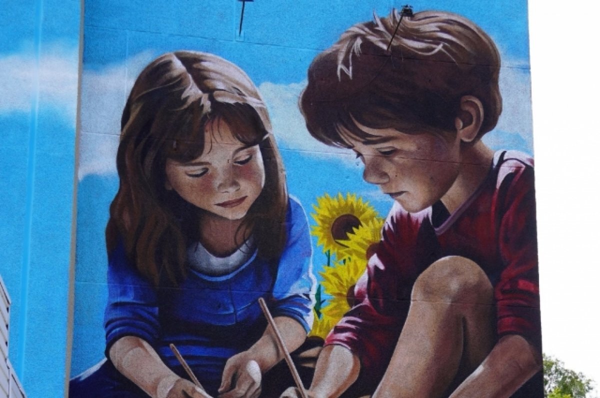    В Оренбурге появились два мурала с детьми и с Юрием Гагариным.