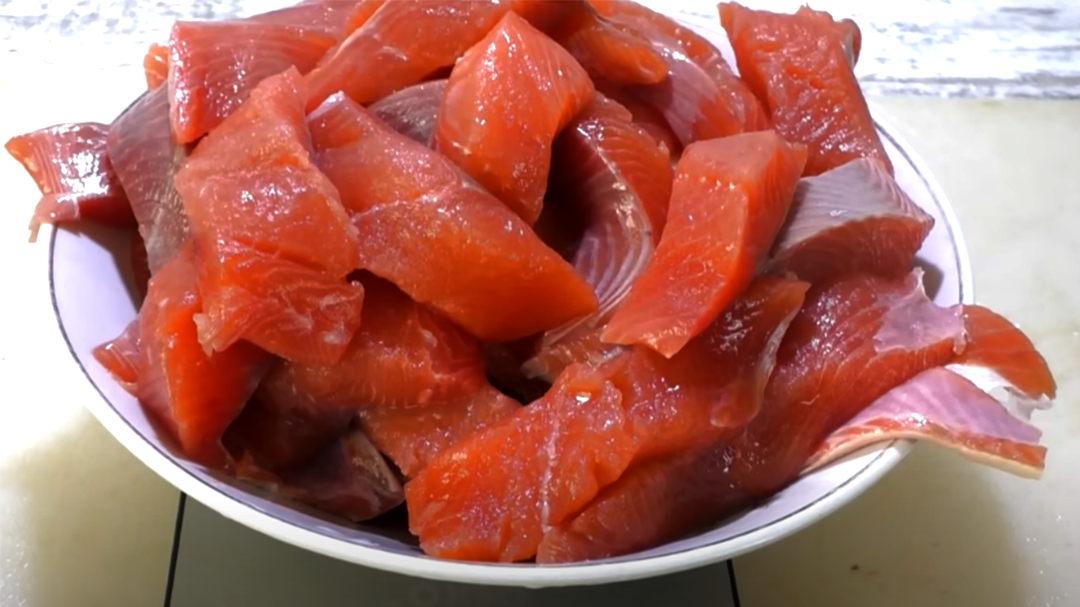 Для быстрой засолки  лучше нарезать уже готовые кусочки филе.
