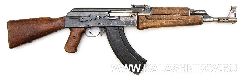 Автомат АК-47 №1 из коллекции ВИМАИВ и ВС. Вид справа. Фото Михаила Дегтярёва