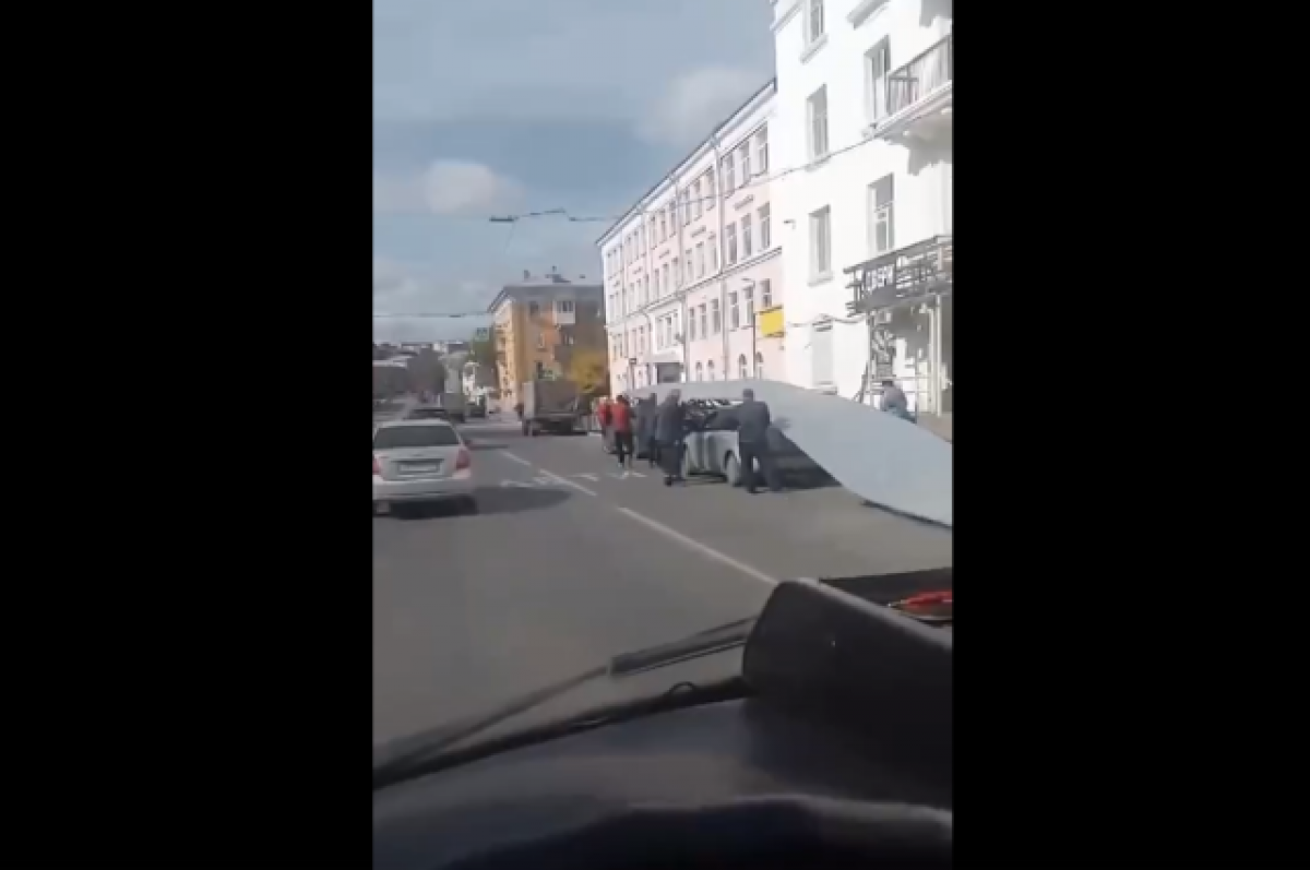    Строительное ограждение придавило человека и два авто в Златоусте