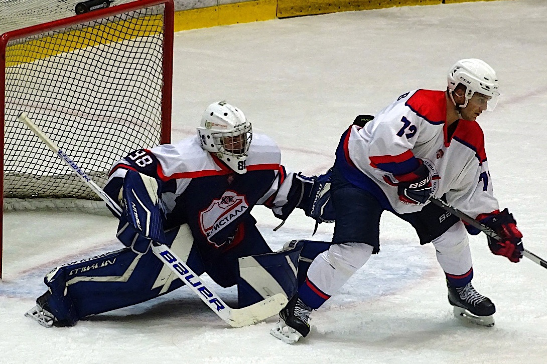 Эмиль Исмаилов (справа) стал героем матча в Боброве